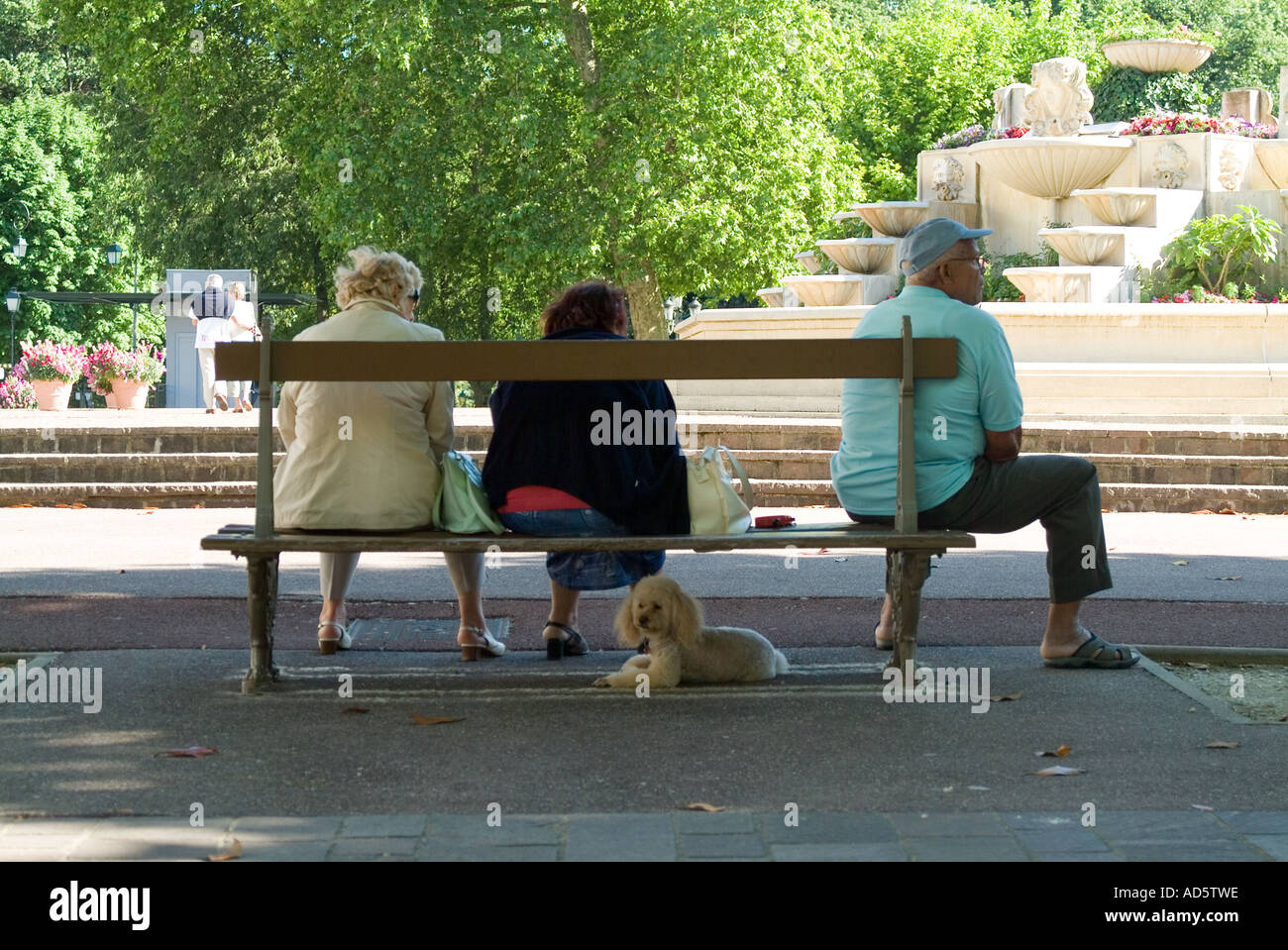 Menschen mit einem Hund unter der Sitzbank sitzen Menschen nicht identifizierbare Aix Les Bain-Frankreich Stockfoto