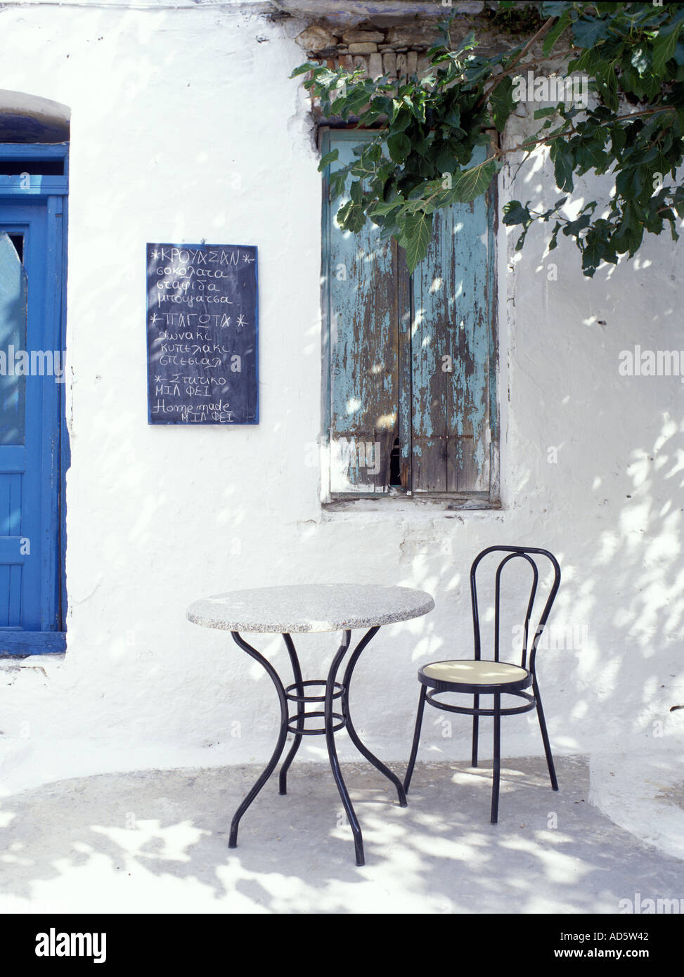 Vor einem lokalen Cafe Neon Alonnisos Dorf, Sporaden, Griechenland Stockfoto