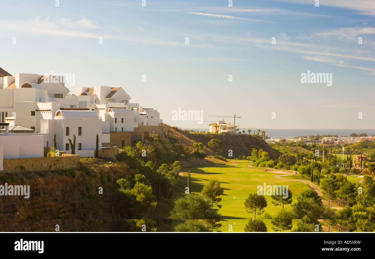 Modernen weißen Villen und Apartments im Feriendorf mit Bäumen und Rasen in Südspanien Stockfoto