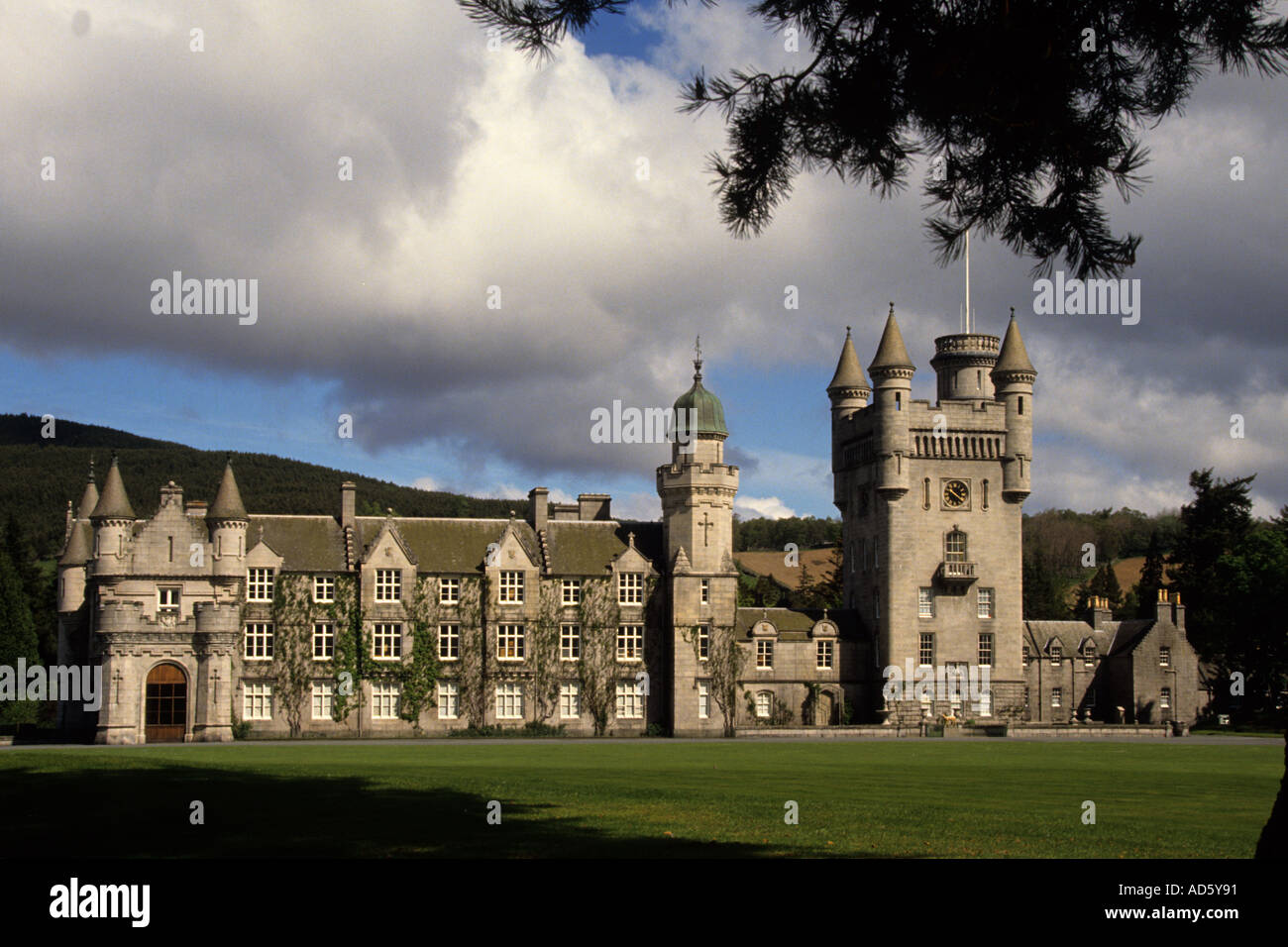 Schottland Deastle Balmoral Castle ist ein großes Herrenhaus befindet sich in der Gegend von Aberdeenshire, Schottland bekannt als Royal Deeside Stockfoto Schottland Deastle Balmoral Castle ist ein großes Herrenhaus befindet sich in der Gegend von Aberdeenshire, Schottland bekannt als Royal Deeside Stockfoto