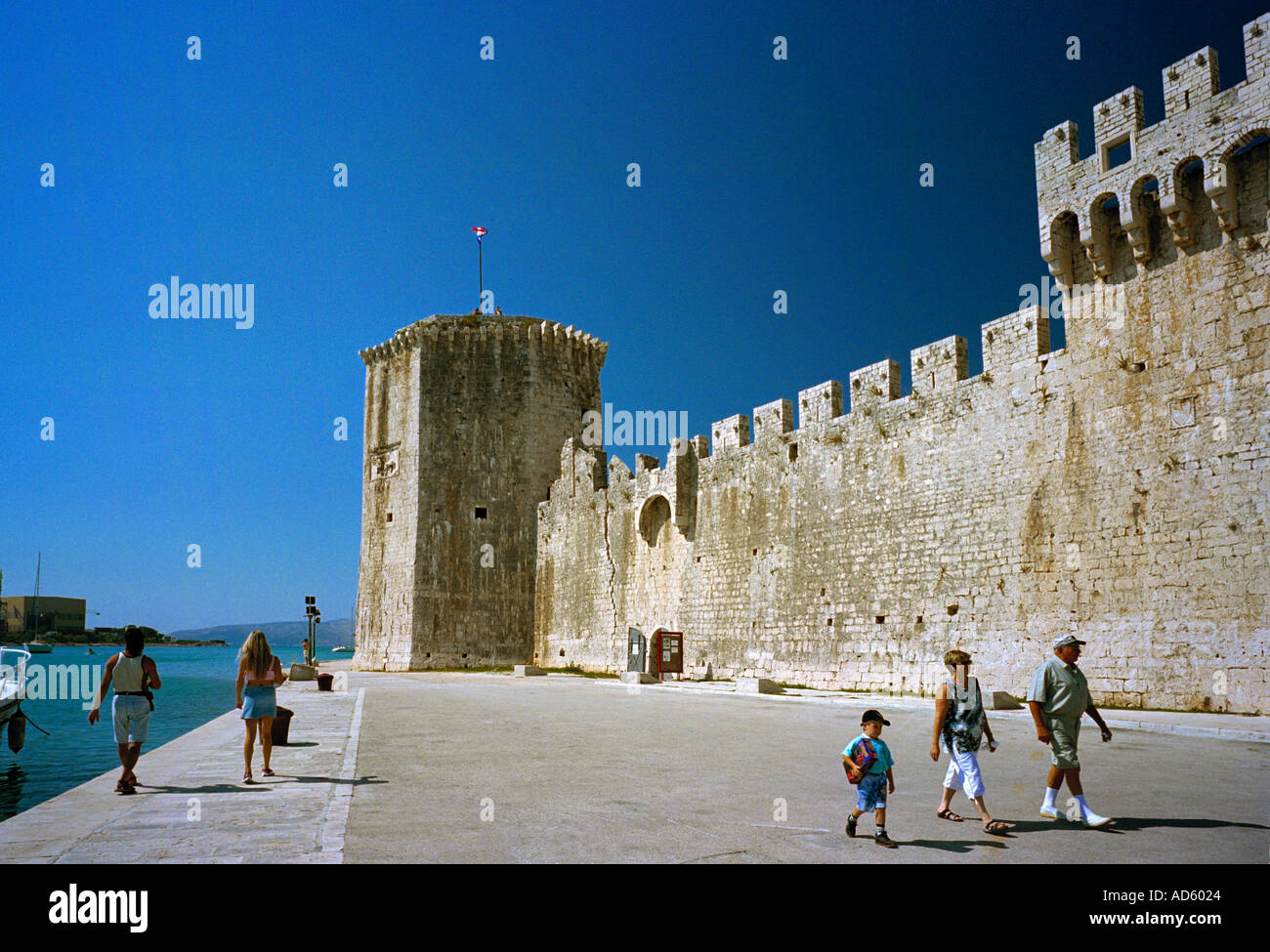 Der fünfzehnten Jahrhundert venezianischen Kamerlengo Festung an der Uferpromenade von Trogir an der dalmatinischen Küste in Kroatien Stockfoto