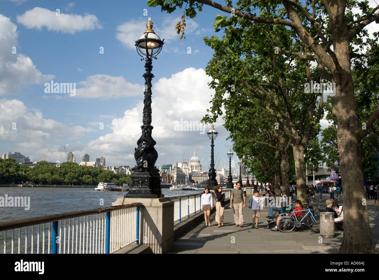 Riverside walk entlang dem Fluss Themse London England UK Stockfoto