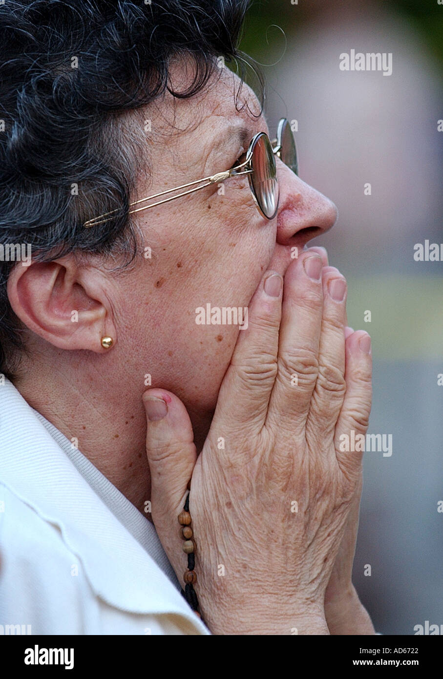 Eine Frau blickt auf eine Erscheinung der Jungfrau Maria, die auf ein Fenster in einem Krankenhaus Massachusetts erschienen Stockfoto