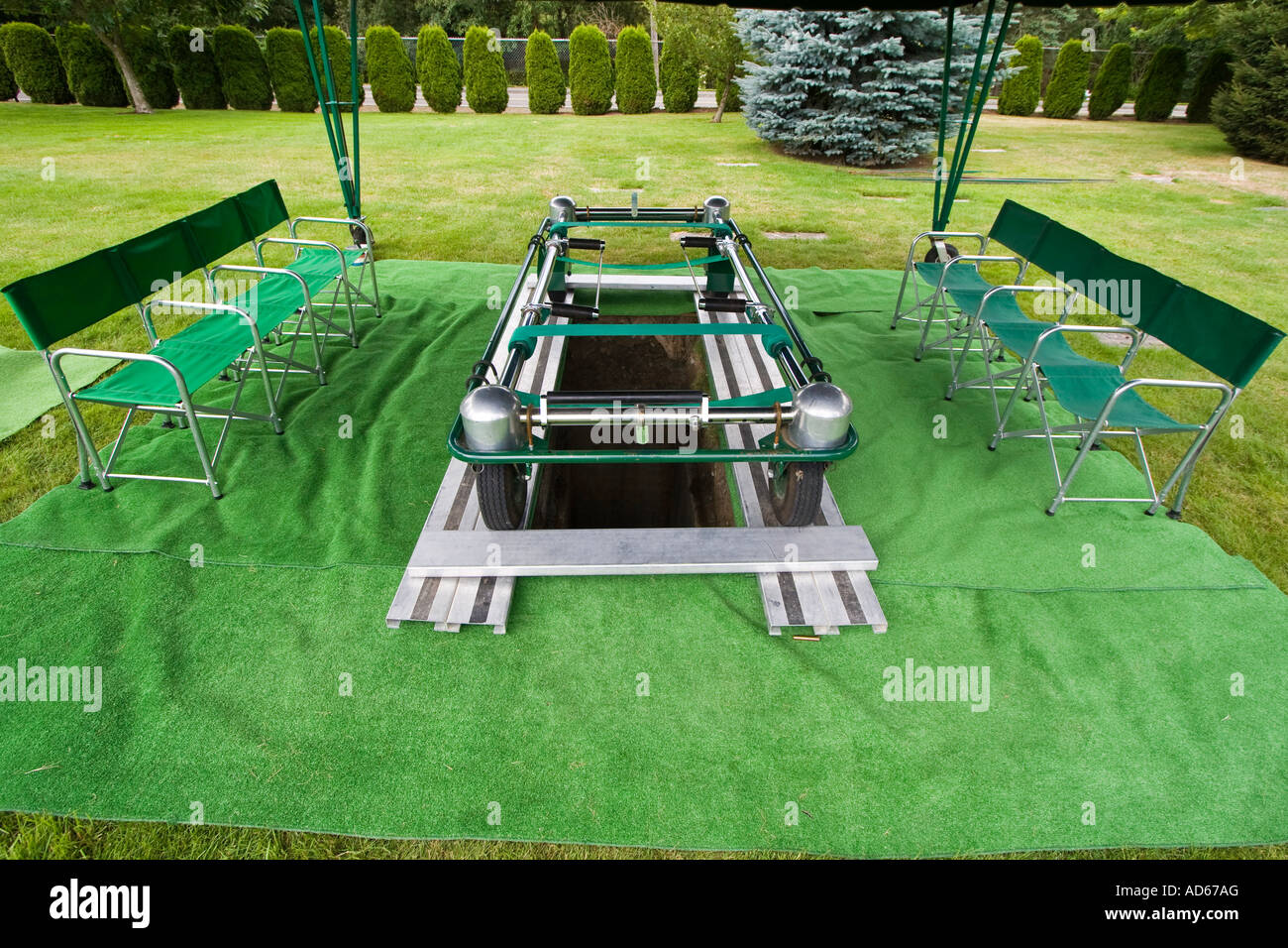 Senkung des Geräts und Beerdigung Setup vor der Zeremonie auf einem Friedhof Stockfoto