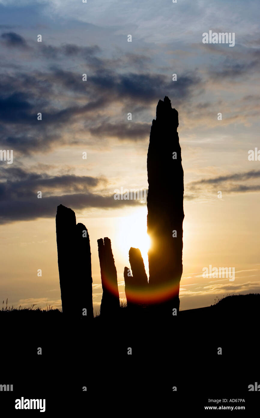 Ring der Brogar stehende Stein Silhouette bei Sonnenuntergang auf Orkney-Inseln, Northern Isles of Scotland Stockfoto