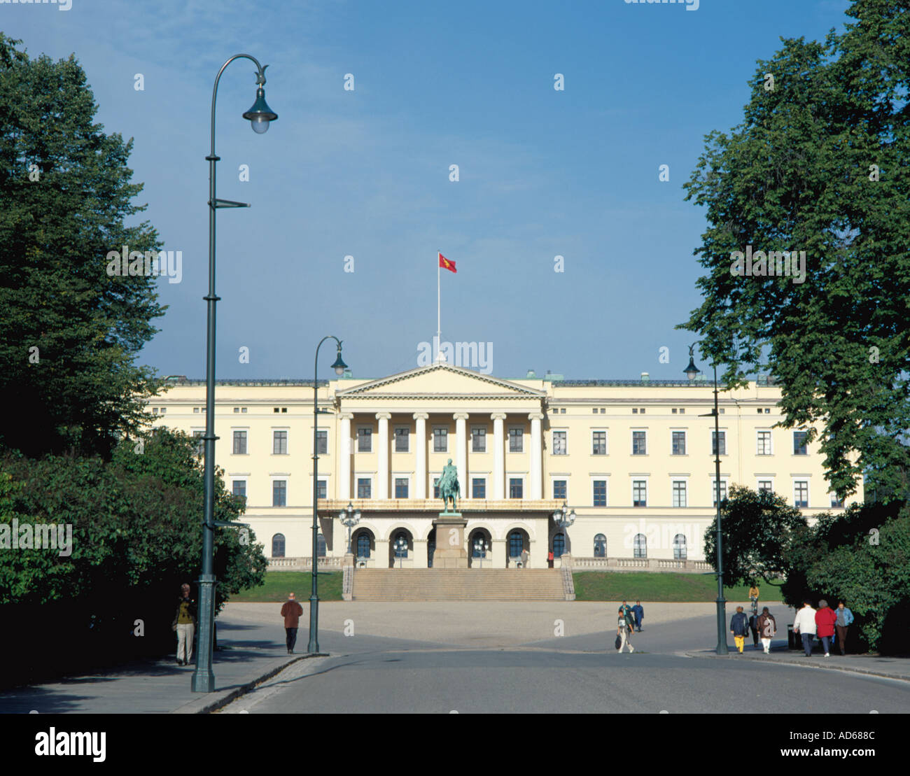 Kongelige Slott (Royal Palace), Slottsparken, von der Karl Johans Gate, Oslo, Norwegen. Stockfoto