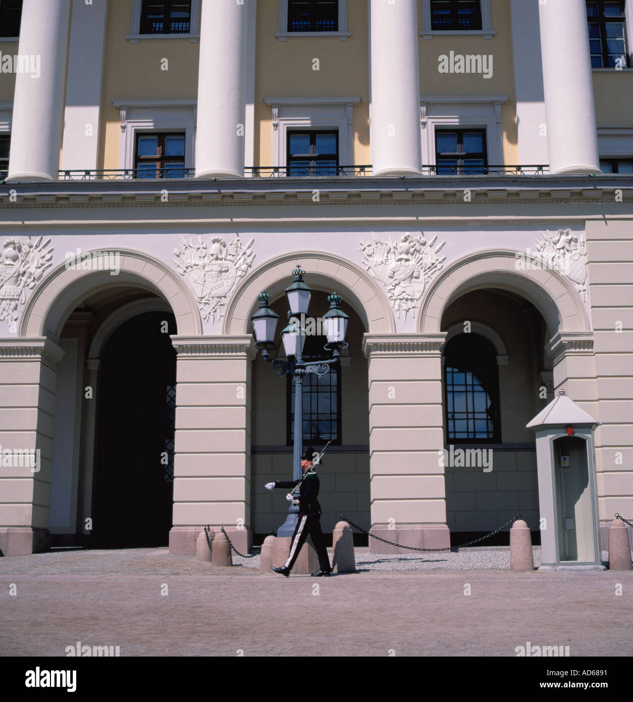 Königliche Garde außerhalb der Kongelige Slott (Königlicher Palast), Slottsparken, Oslo, Norwegen. Stockfoto