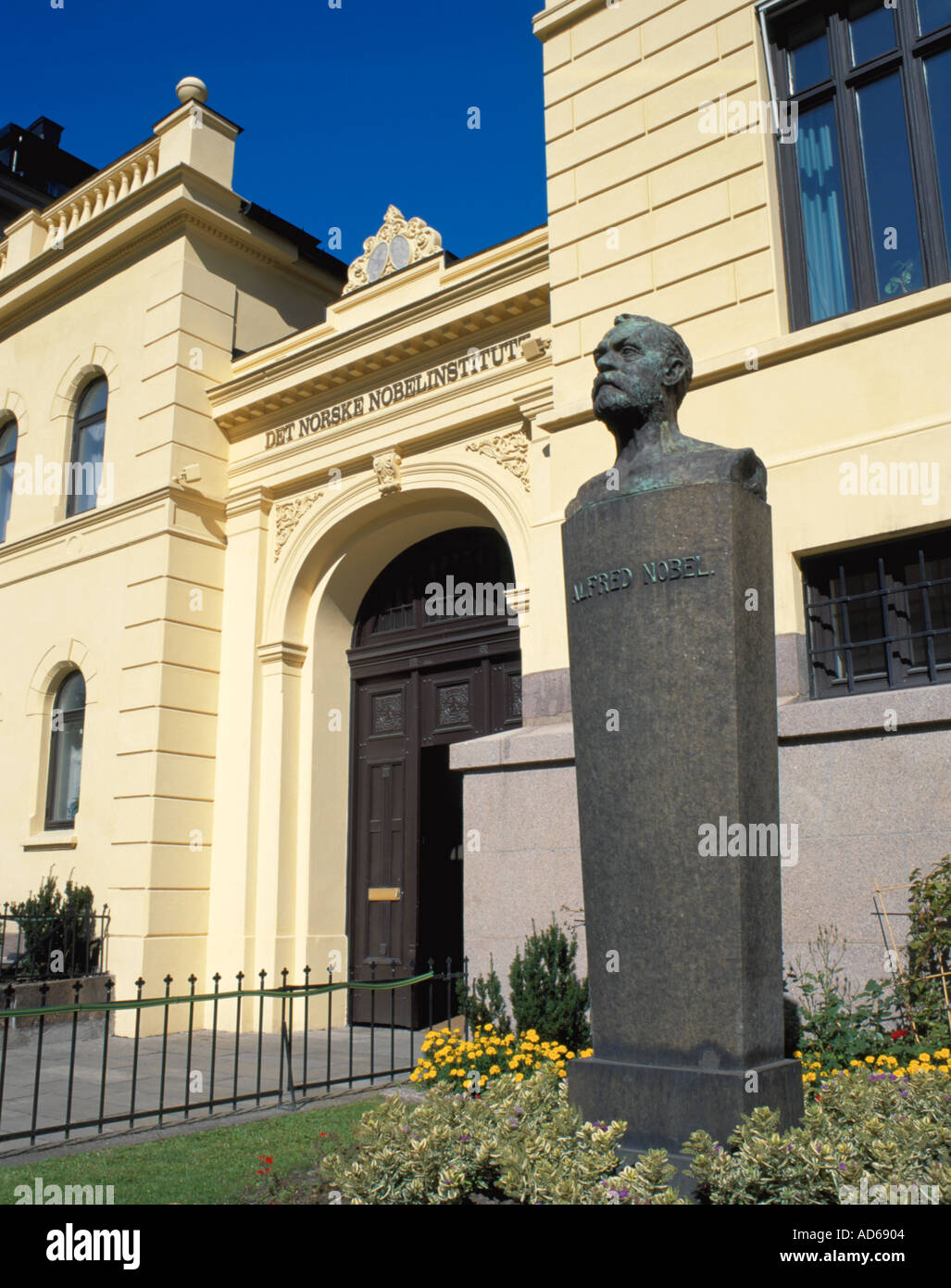 Büste von Alfred Nobel außerhalb der Nobelpreis Institut, Drammensveien, Oslo, Norwegen. Stockfoto