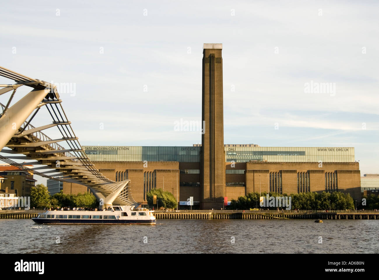Die Tate Modern auf der Themse, London, England, UK Stockfoto