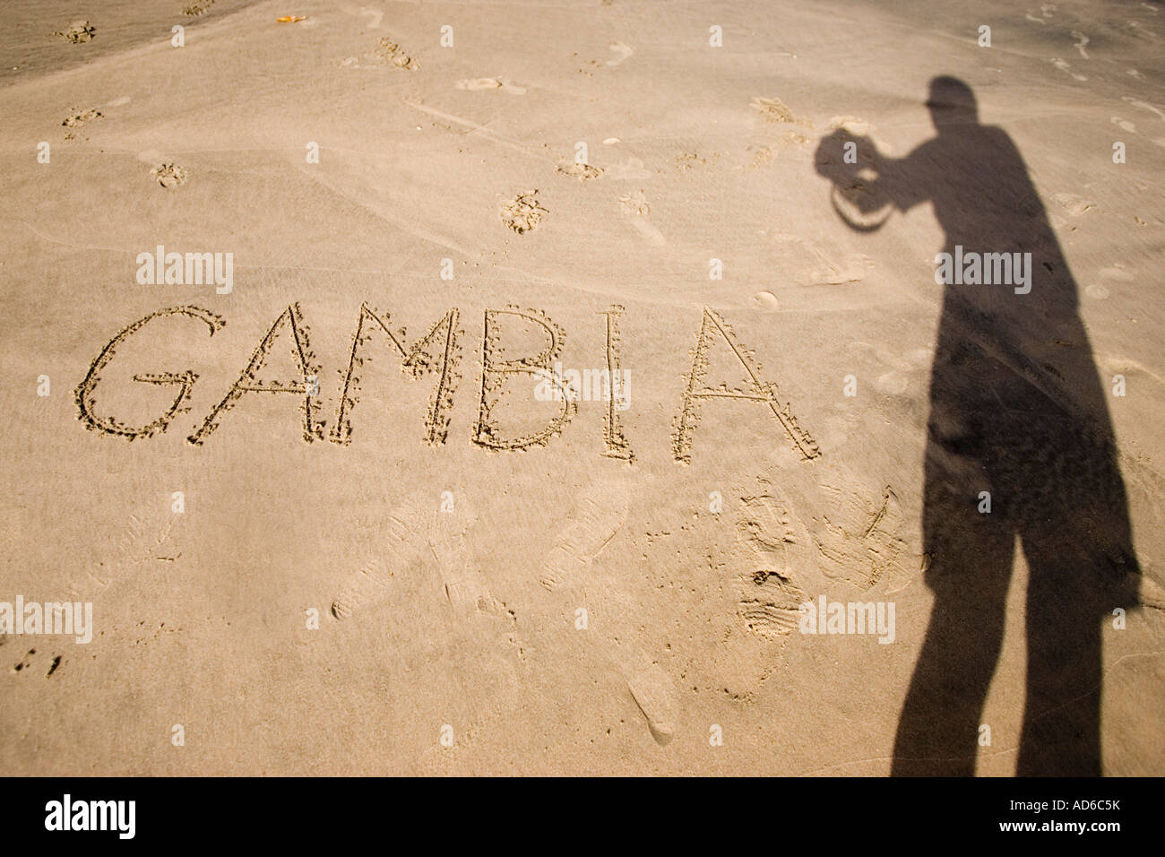 Schatten zeigt Fotograf macht ein Bild geschrieben in Sandstrand Cape Point Bakau Gambia Gambia Stockfoto
