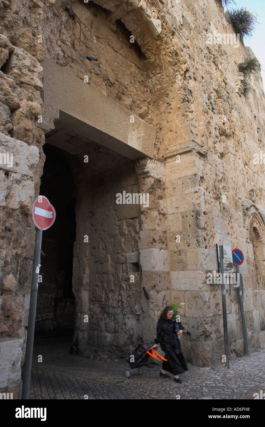Israel Jerusalem Stadt Mount Zion Zionstor Greisin zu Fuß aus der alten Stadt von Zion gate Stockfoto