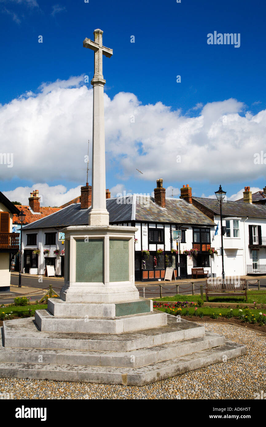 Cross Art Kriegerdenkmal zum Gedenken an den Ersten und Zweiten Weltkrieg eingeweiht Januar 1921 Aldeburgh Suffolk England Stockfoto