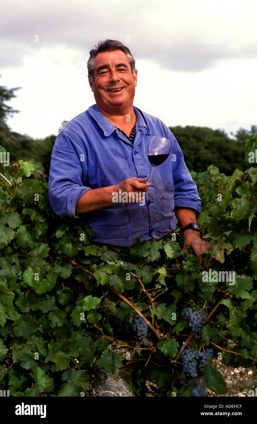 Wein Frankreich Bordeaux Medoc Pontet Canet Mann Verkostung Rotwein in einem Glas testen Stockfoto