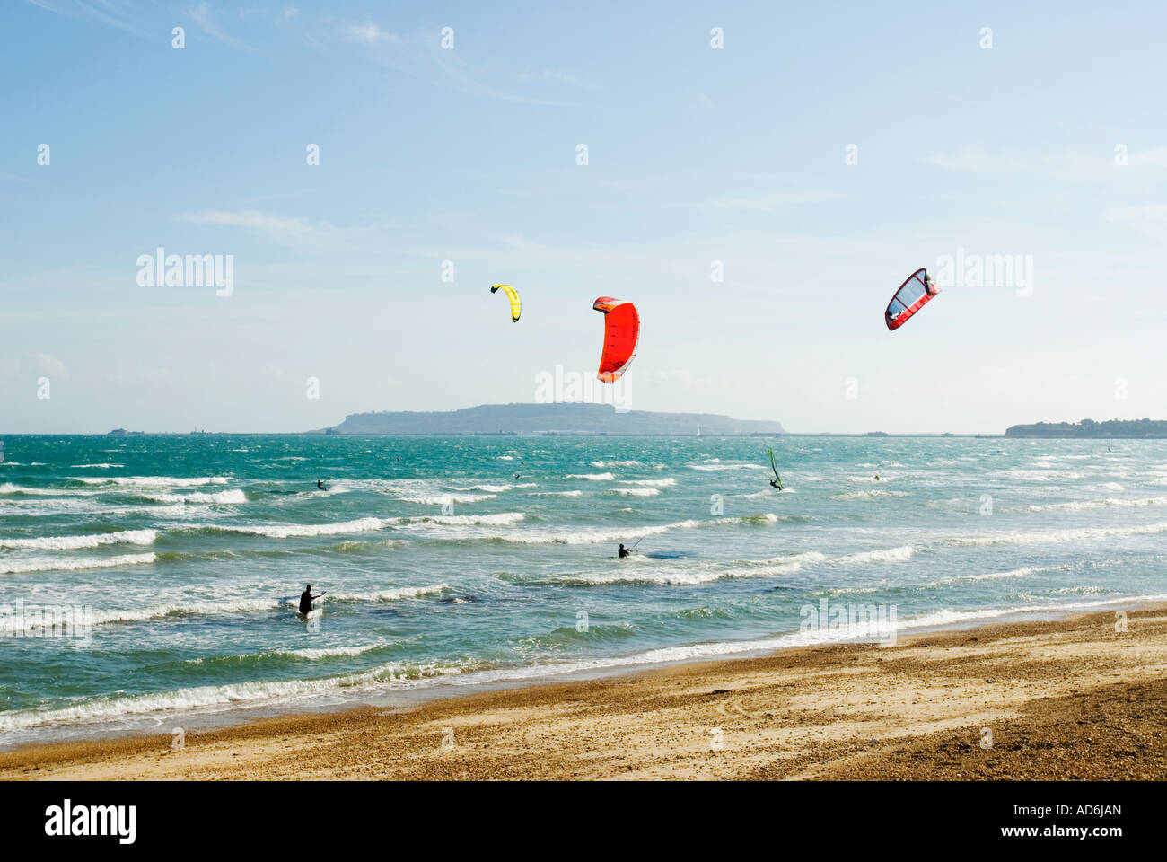 Kite Surfer am Strand von Weymouth Dorset, Großbritannien. Mit Portland im Hintergrund auf einem sehr windig, aber sonnigen Tag. beliebtes Surfgebiet Wessex Stockfoto