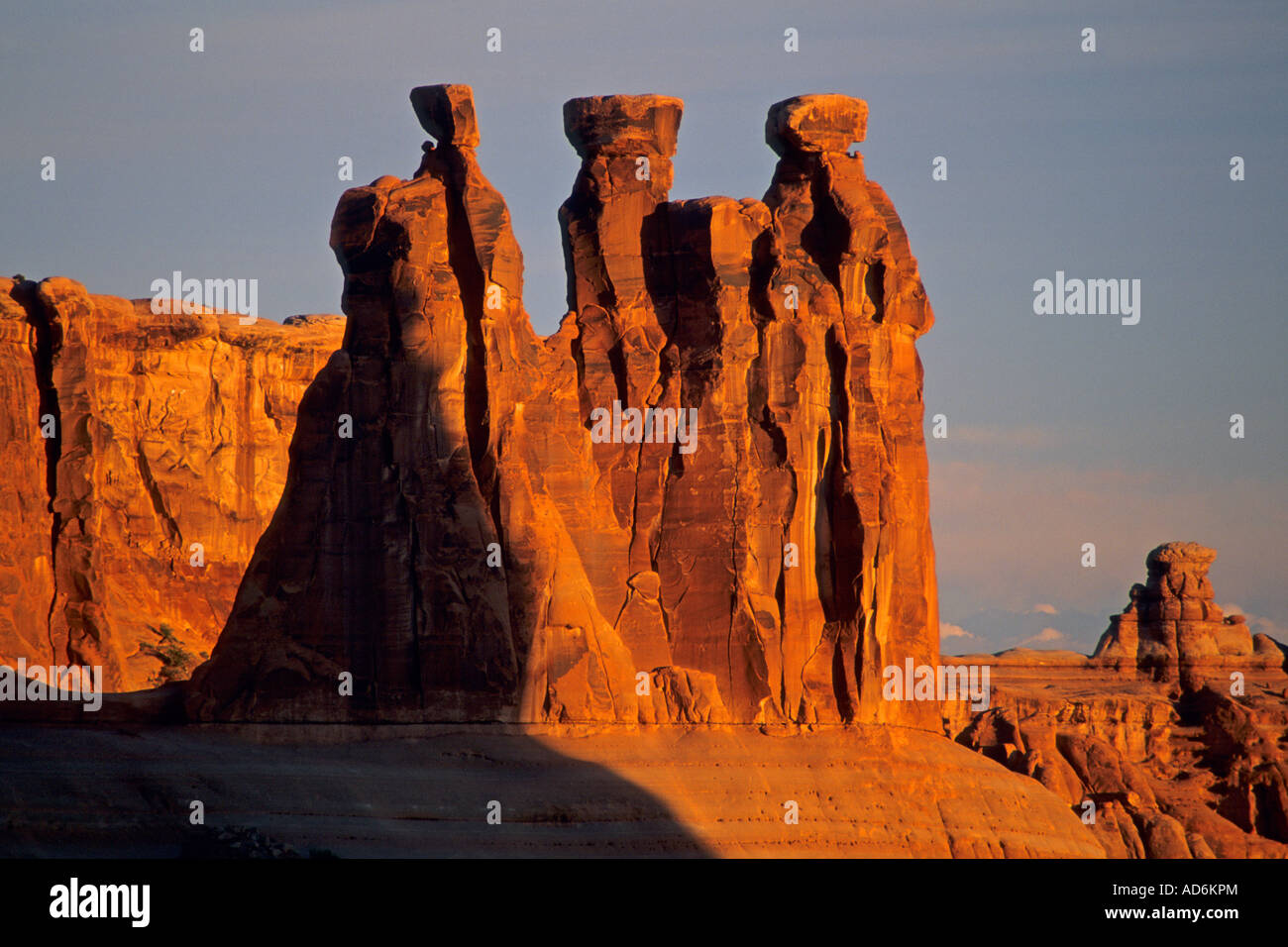 Sunrise-Licht auf die drei Klatsch Arches-Nationalpark-UTAH Stockfoto