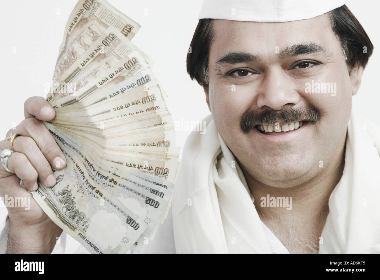 Porträt eines reifen Mannes hält indischen Währung Stockfoto