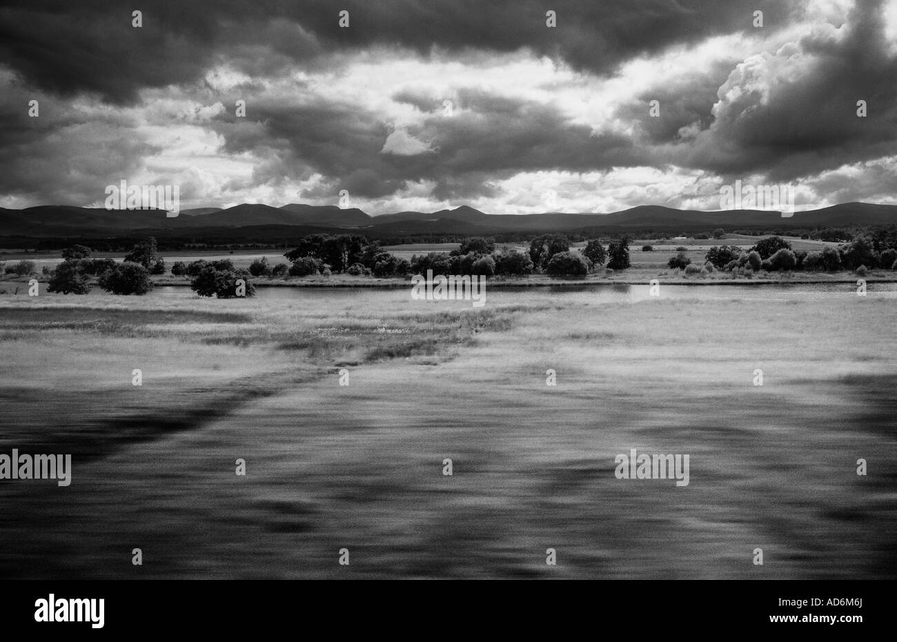 Blick auf einem schottischen Moor und dramatische Wolken zeigen Bewegung im Vordergrund in schwarz / weiß Stockfoto