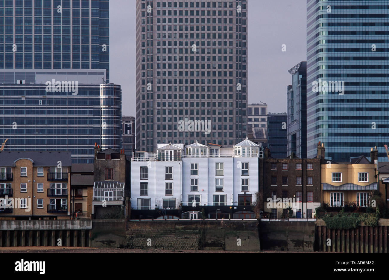 Historische Häuser auf Themse im Gegensatz zu London Docklands Wolkenkratzern im Hintergrund, London, England Stockfoto