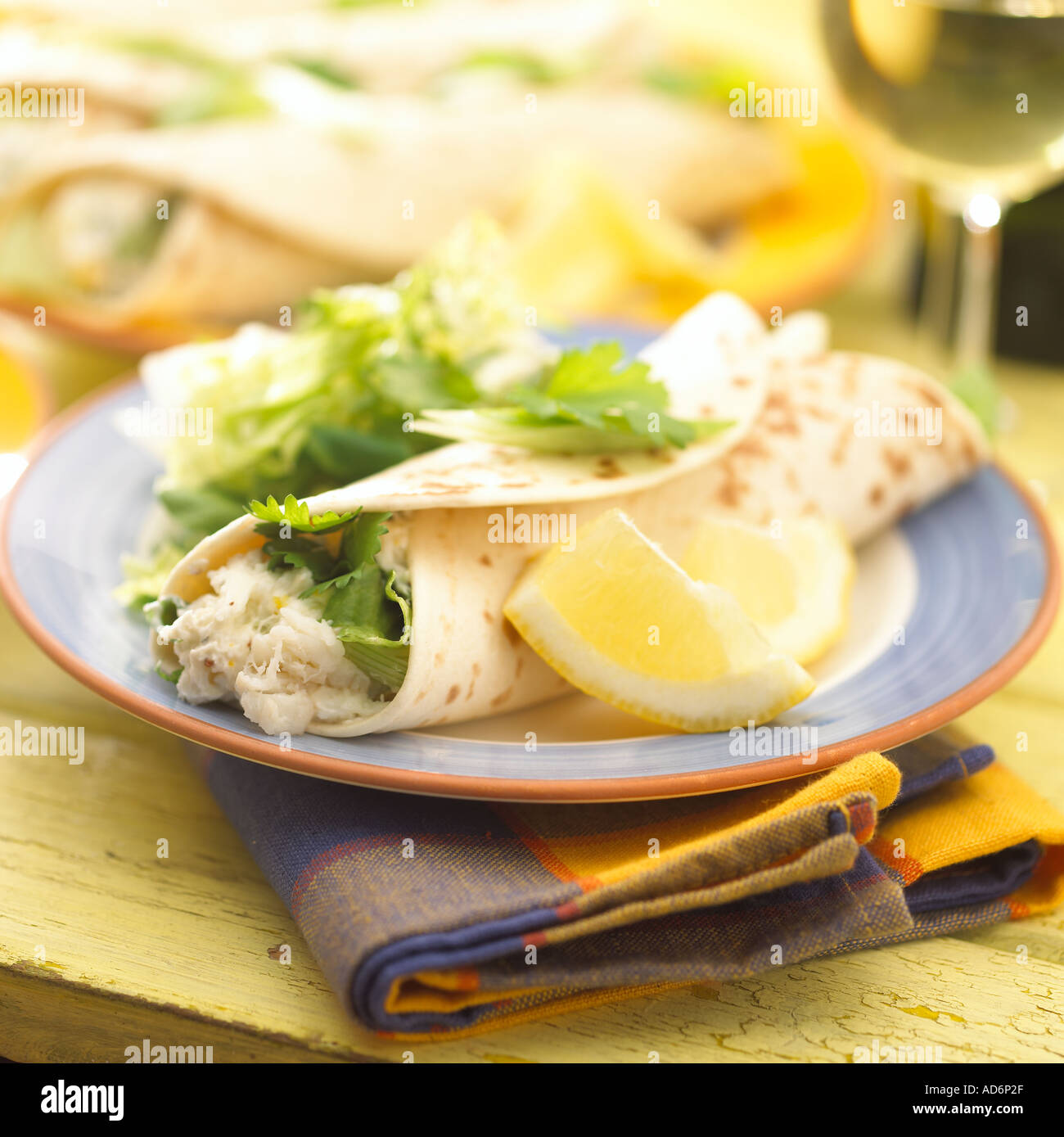 Krabben-Tortilla mit Frischkäse und Koriander Keywords snack Schalentiere mexikanische Platte Teil Glas Wein Stockfoto