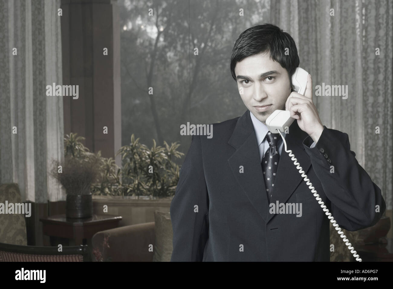 Porträt eines Geschäftsmannes am Telefon sprechen Stockfoto