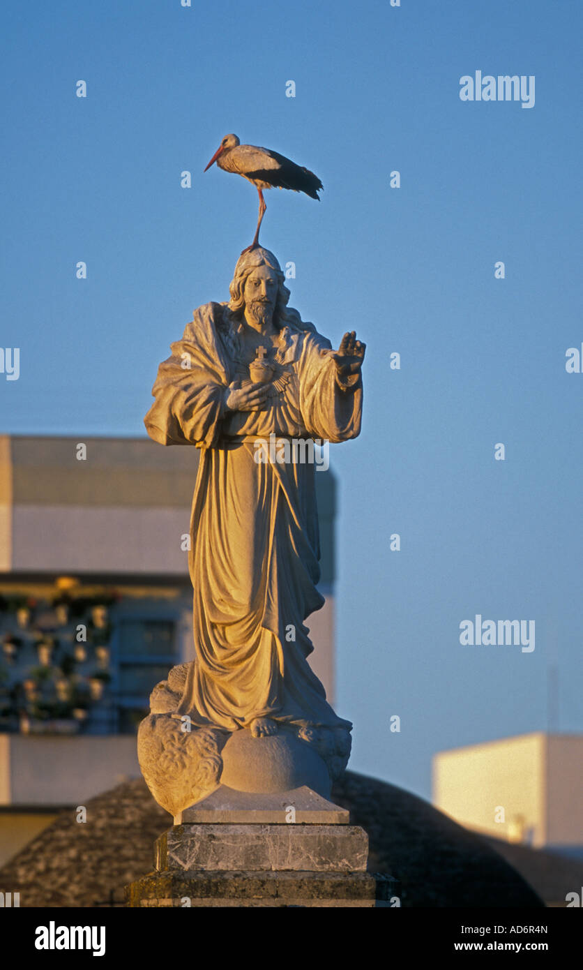 Europäische Weißstorch Ciconia Ciconia auf Statue von Jesus Spain Stockfoto