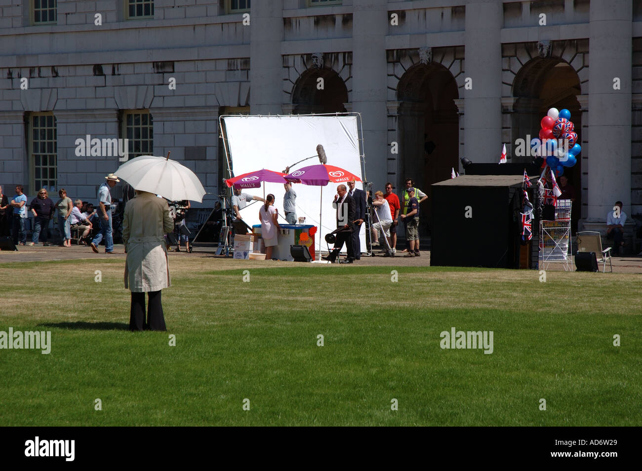 Peter Firth und Rupert Penry-Jones am Old Royal Naval College Greenwich drehen das BBC-Fernsehdrama „Spoooks“ Stockfoto