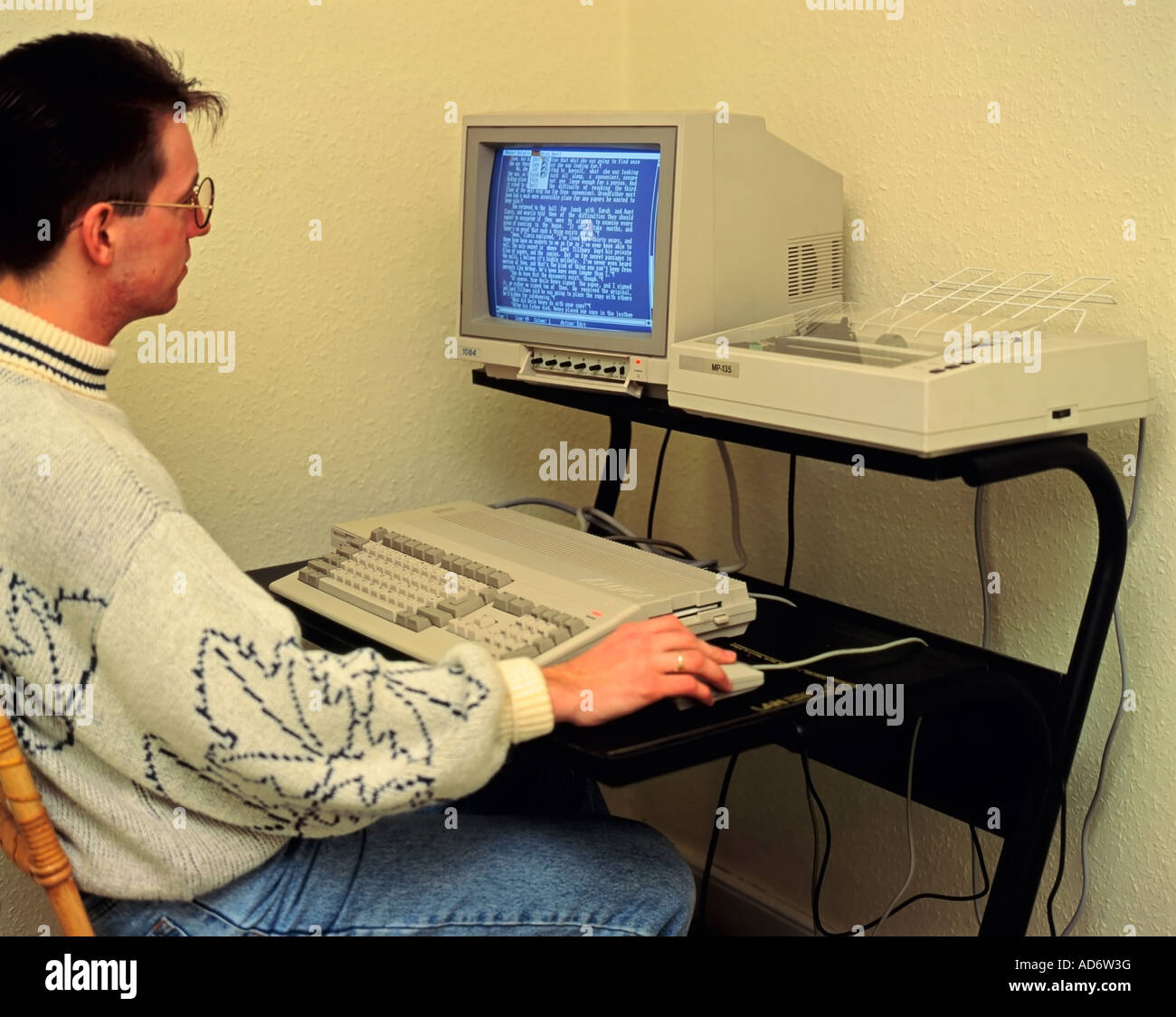 In den 1980er Jahren von zu Hause aus auf einem alten Amiga 500-Textverarbeitungscomputer gearbeitet Stockfoto