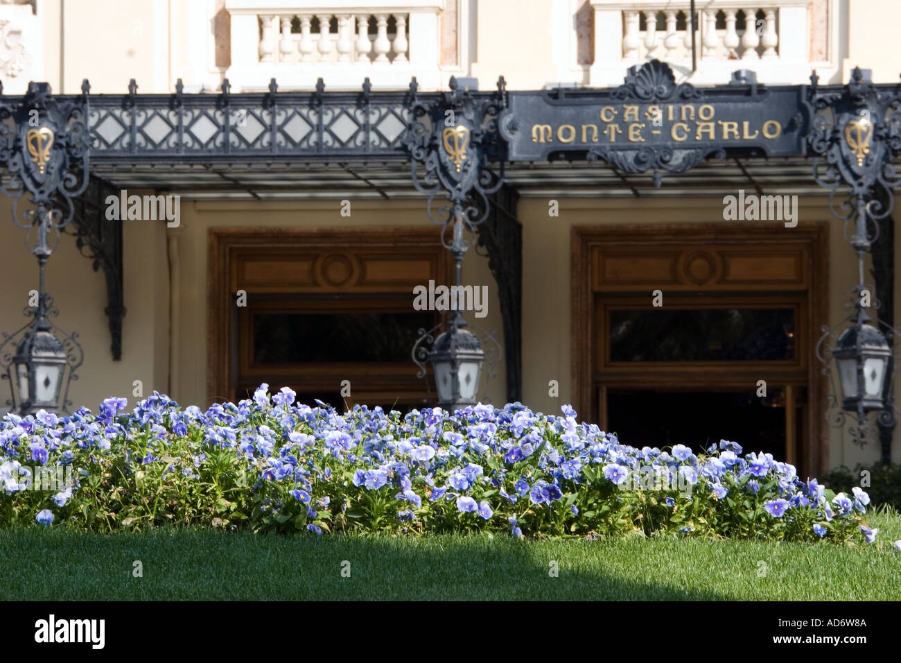 Casino monte-carlo Blumen Frühling Menton Mittelmeer Meer Ozean Stute Mediterranea Segelboot Meer Sommer Lifestyl Stockfoto