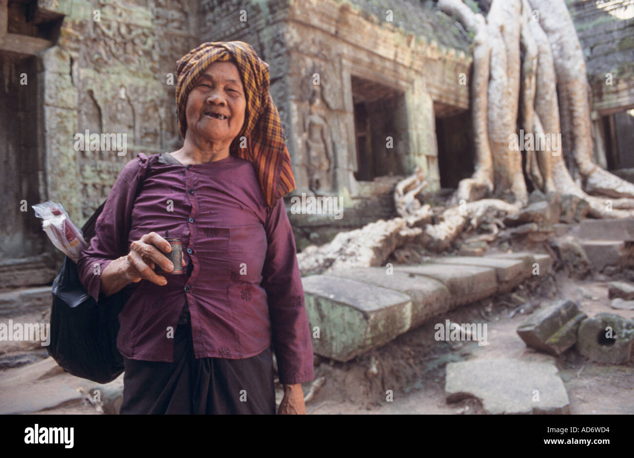 Kambodscha Angkor eine alte Frau Weihrauch unter den Tempeln zu verkaufen Stockfoto