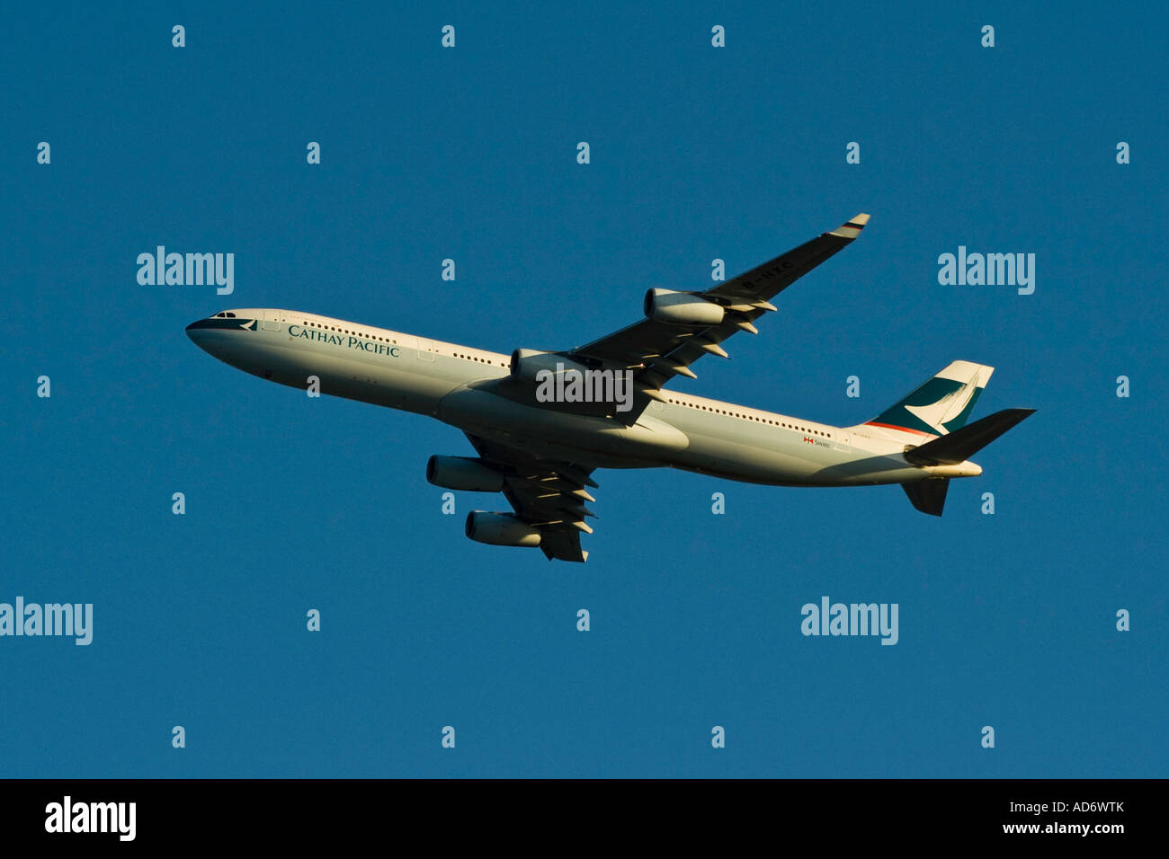 Cathay Pacific Airlines Airbus 340 Passagier Jet-Flug in der Luft kurz nach dem Start Stockfoto