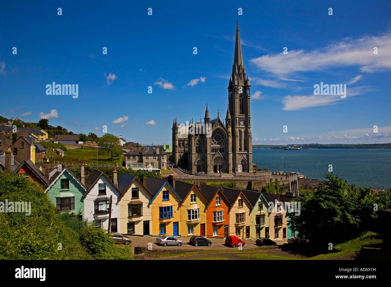 Terrassenförmige Häuser unterhalb der St. Colman's Cathedral aus dem 19. Jahrhundert. Cobh (ehemals Queenstown) in der Grafschaft Cork, Irland, war ein bedeutender Ort der Auswanderung von Hungersnöten. Stockfoto