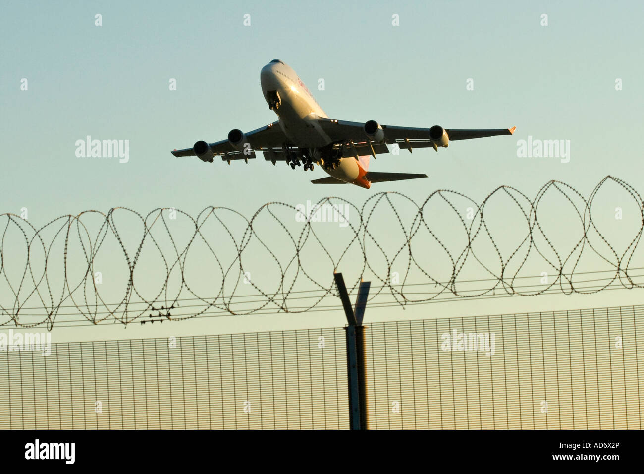 Hong Kong Oasis Airlines 747 Jet Pässe über Stacheldrahtzaun kurz nach dem Start in HKG Hong Kong International Airport Stockfoto