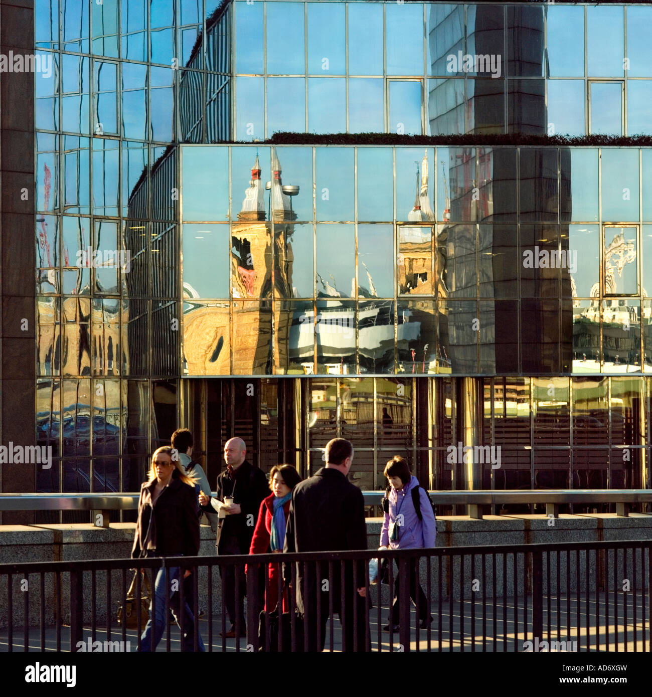 Am frühen Morgen Büroangestellte zu Fuß über die London Bridge 2007 Cannon Street Station Reflexionen arbeiten Stockfoto