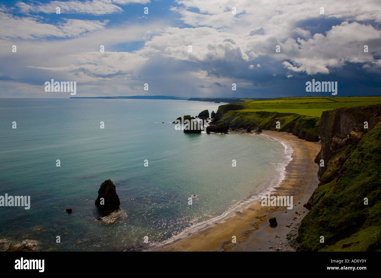 Sommertag in der Ballydowane Bucht, in der Nähe von Bunmahon, der Kupfer-Küste, Grafschaft Waterford, Irland Stockfoto