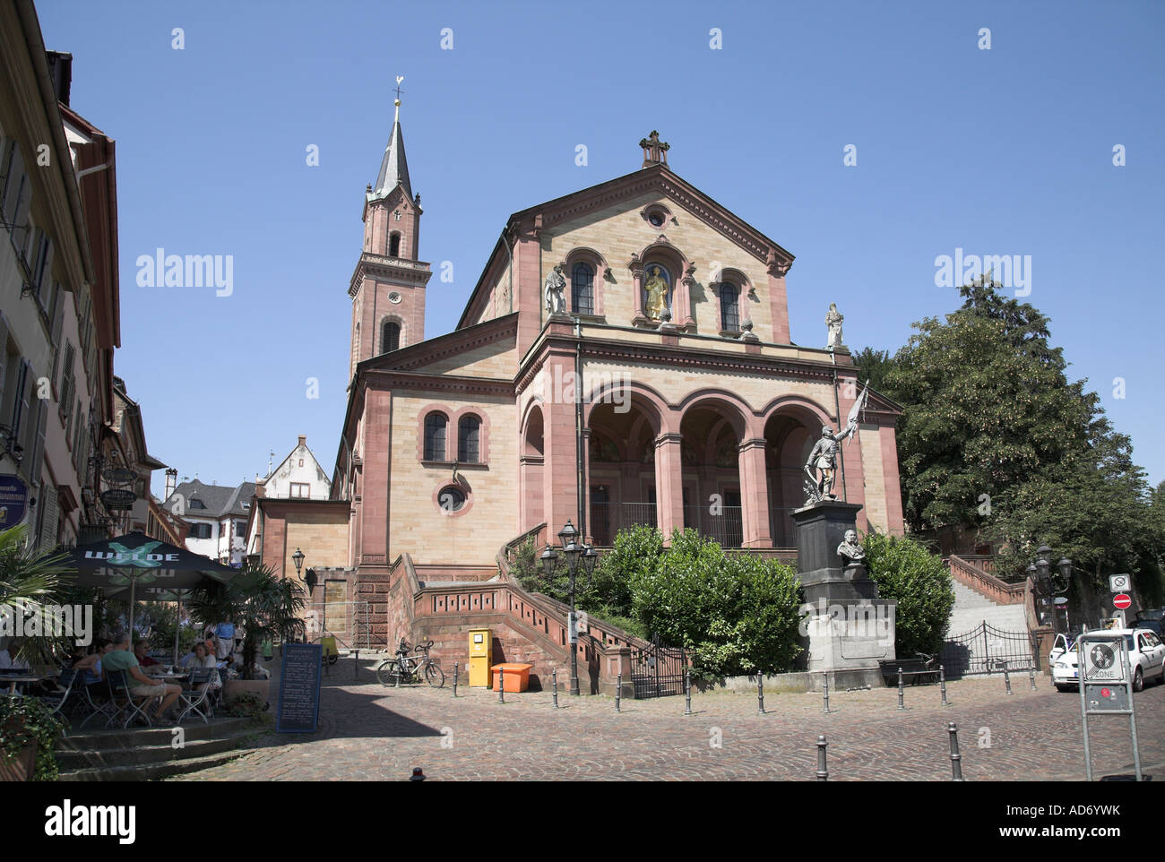 St. Laurentius Kirche, Stand auf dem Marktplatz in der kleinen Stadt Weinheim in der Grafschaft des Landes Baden-Württemberg, Deutschland Stockfoto