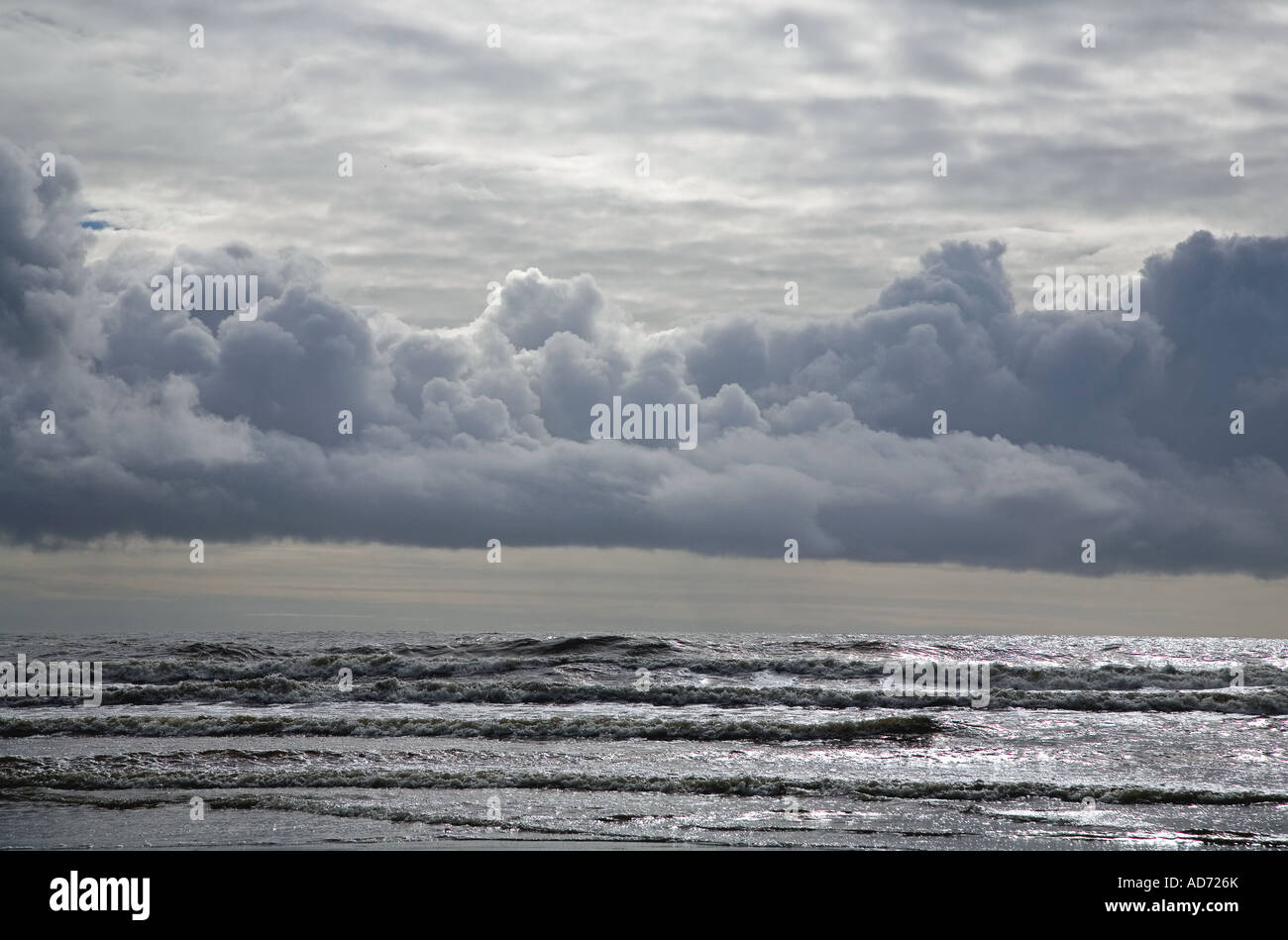 Silberne Wellen schoss aus Stradbally Strand, Copper Coast Geopark, Grafschaft Waterford, Irland Stockfoto