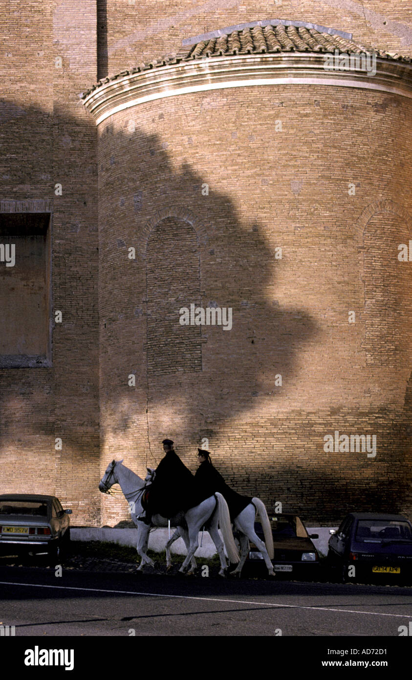 ITALIEN ROM GIANICOLO ZWEI BERITTENE POLIZISTEN ZUR KIRCHE SANTA MARIA DELLE SETTE DOLORI Stockfoto