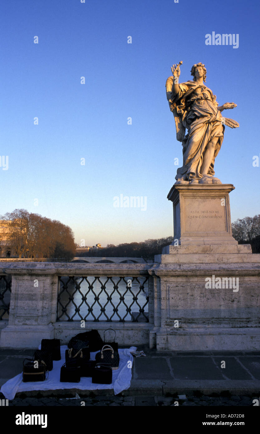 ITALIEN ROM PONTE SAN ANGELO ENGELSSTATUEN VON BERNINI ILLEGALE TASCHEN VERKÄUFER STEHEN AM FUß Stockfoto