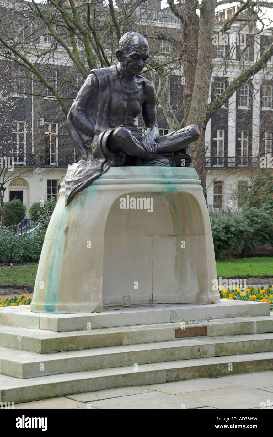 Statue von Mahatma Ghandi in Tavistock Square Park Bloomsbury London England Großbritannien Stockfoto