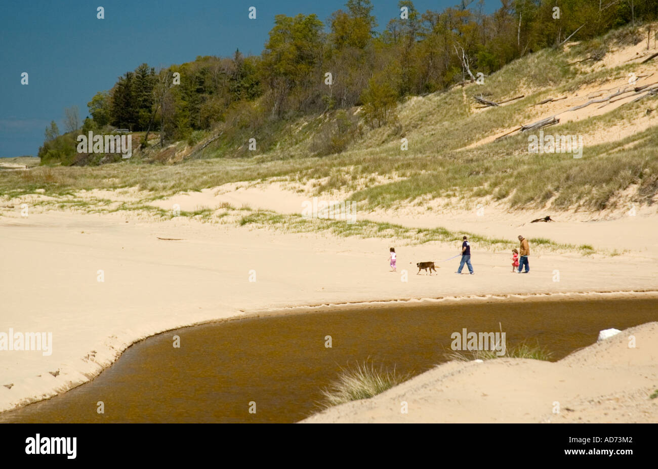 Familie am Lake Michigan Strand am Duck Lake State Park befindet sich etwa zehn Meilen nördlich von Muskegon MI Stockfoto