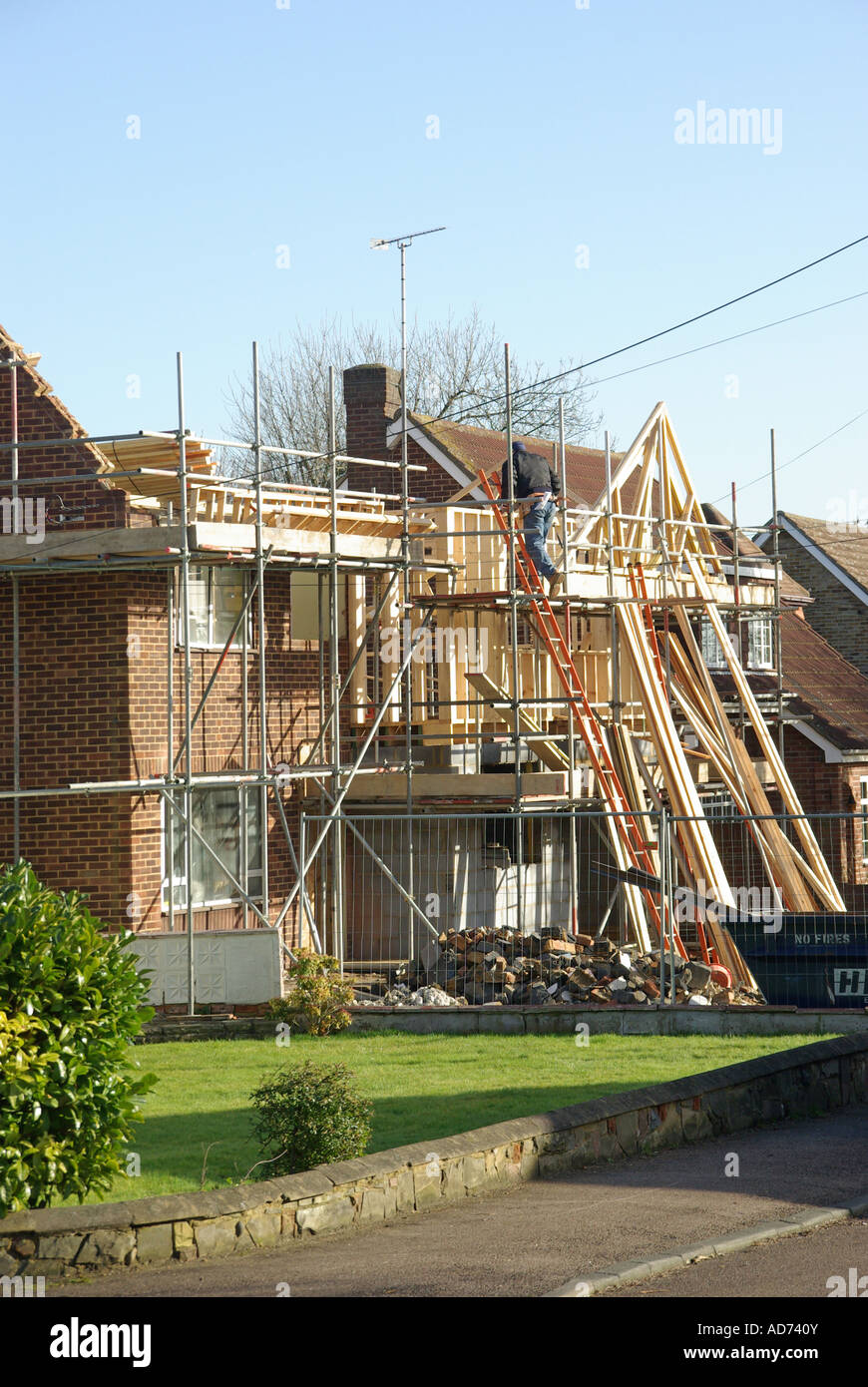 Gebäude Baustelle Einfamilienhaus teilweise für Redesign & konvertierung Tischler Mann vorgefertigte Dachstuhl stack England UK abgerissen Stockfoto