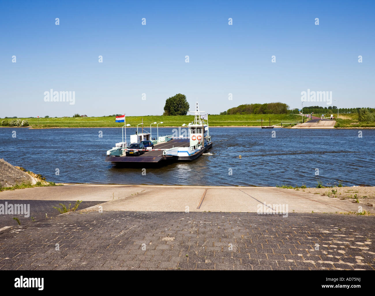 Beusichem Autofähre am Fluss Lek Holland Stockfoto