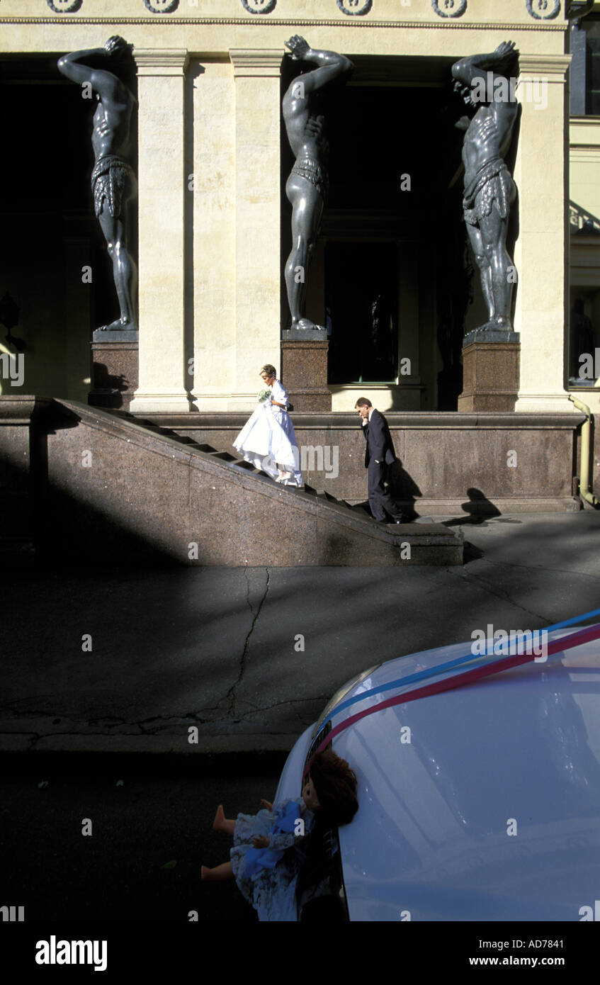 RUSSLAND SANKT PETERSBURG EREMITAGE IM WINTERPALAST HOCHZEITSFOTOS BEI ATLANTES PORTIKUS Stockfoto