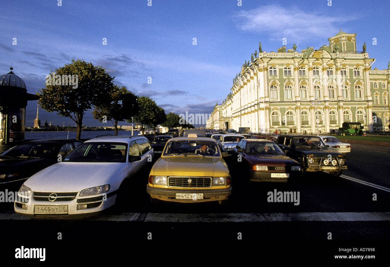 RUSSLAND SANKT PETERSBURG H ERMITAGE MUSEUM IM WINTERPALAST VERKEHR AM NEWA-KAI Stockfoto