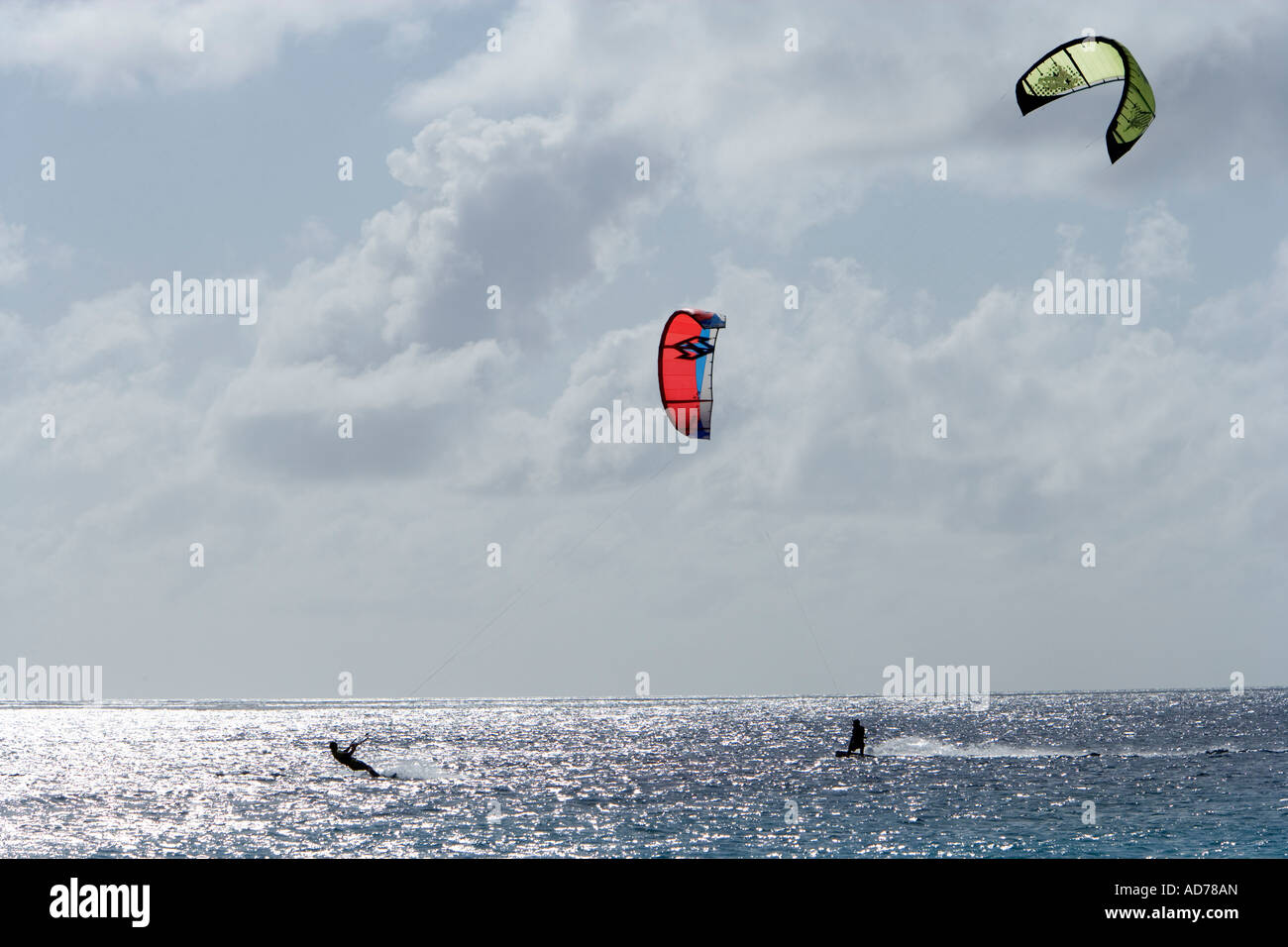 Kite-boarding in der Nähe von Rosa Strand am südlichen Ende von Bonaire, Netherland Antillies Stockfoto