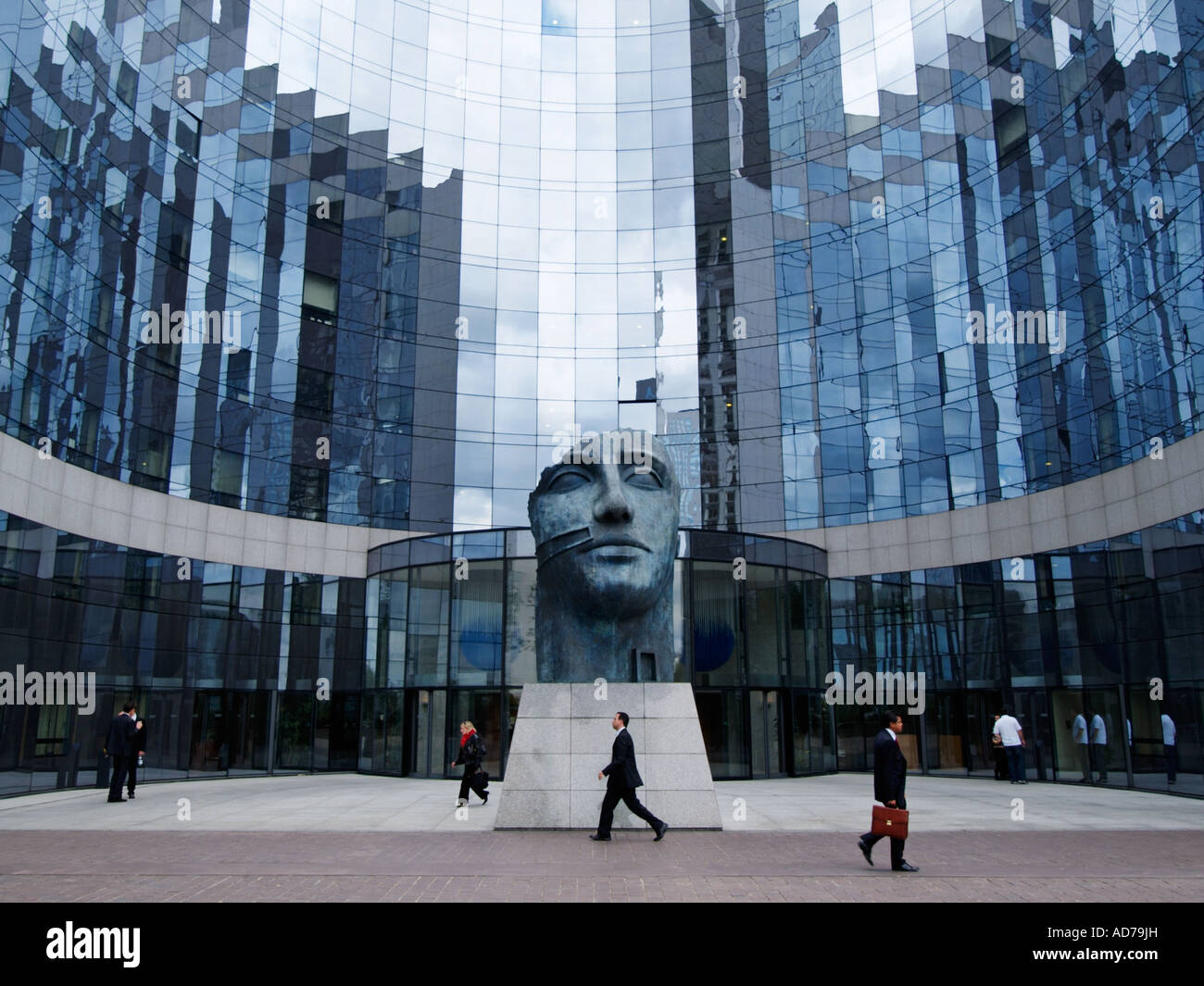 KPMG Hauptsitz in La Defense Paris Frankreich mit dem berühmten Kopf Skulptur auf dem Platz vor dem Gebäude Stockfoto