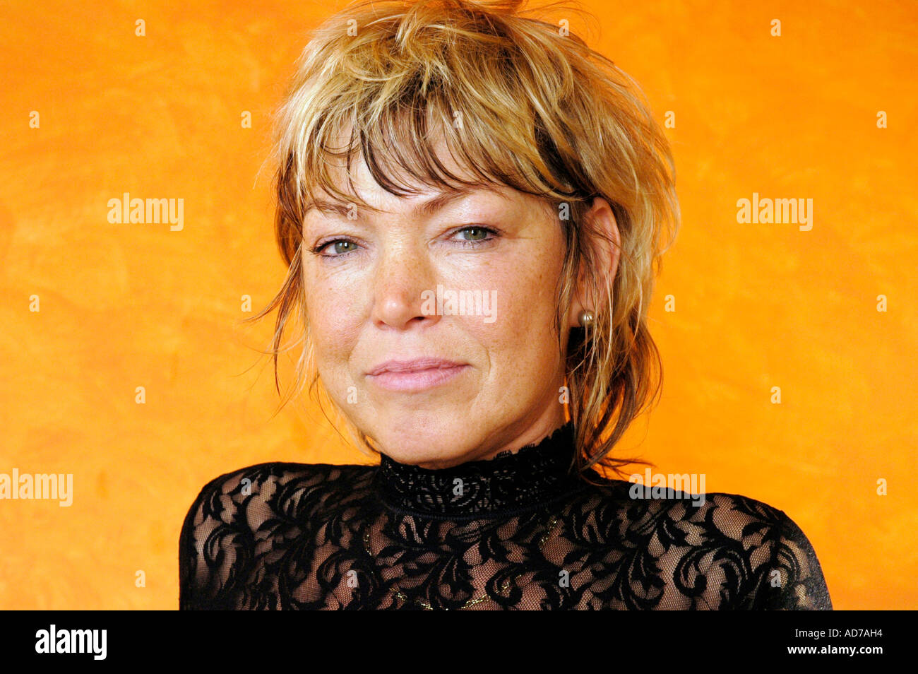 Zuversichtlich, hübsche Frau in ein Top aus schwarzer Spitze, 40, 45 Jahre Stockfoto