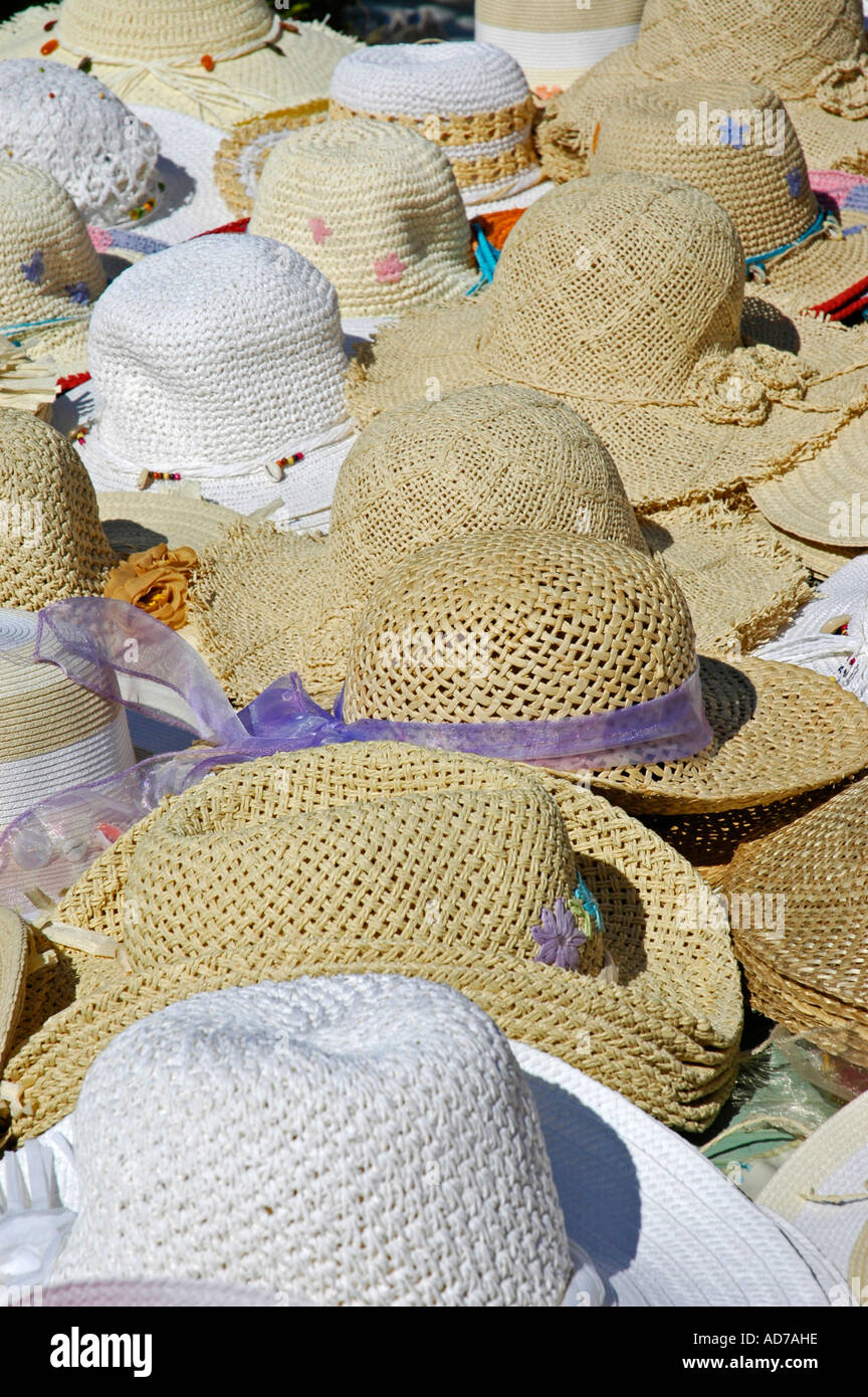 Hüte aus Bast Stroh Hüte werden verkauft auf dem Flohmarkt, Spanien Stockfoto