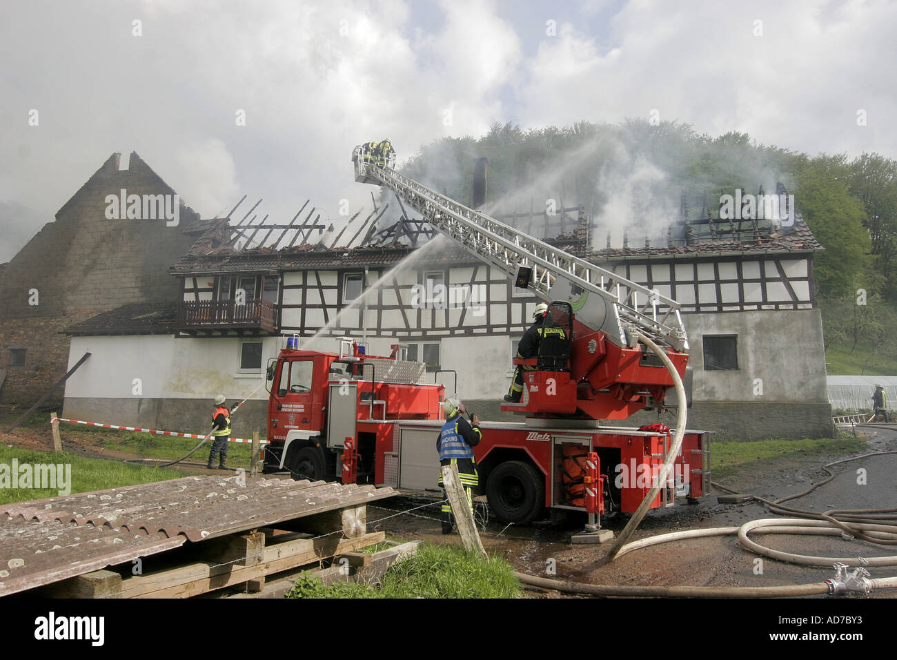 Ger Heppenheim Ober Hambach 28 04 06 Feuersbrunst Feuerwehr Bekampfung Der Feuersbrunst Brand Bauernhof Stockfotografie Alamy