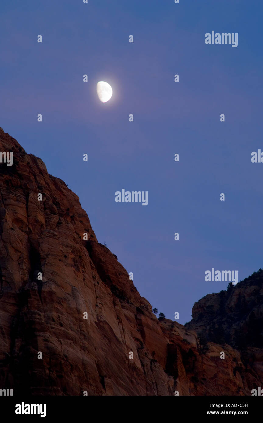 Mondaufgang in der Abenddämmerung über Brücke Berg Zion Nationalpark, Utah Stockfoto